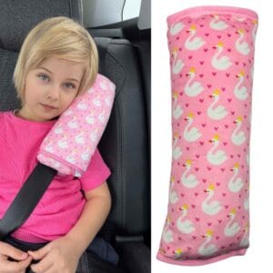 autogordelkussen voor kinderen_zwaan_sfeerbeeld kind in de auto