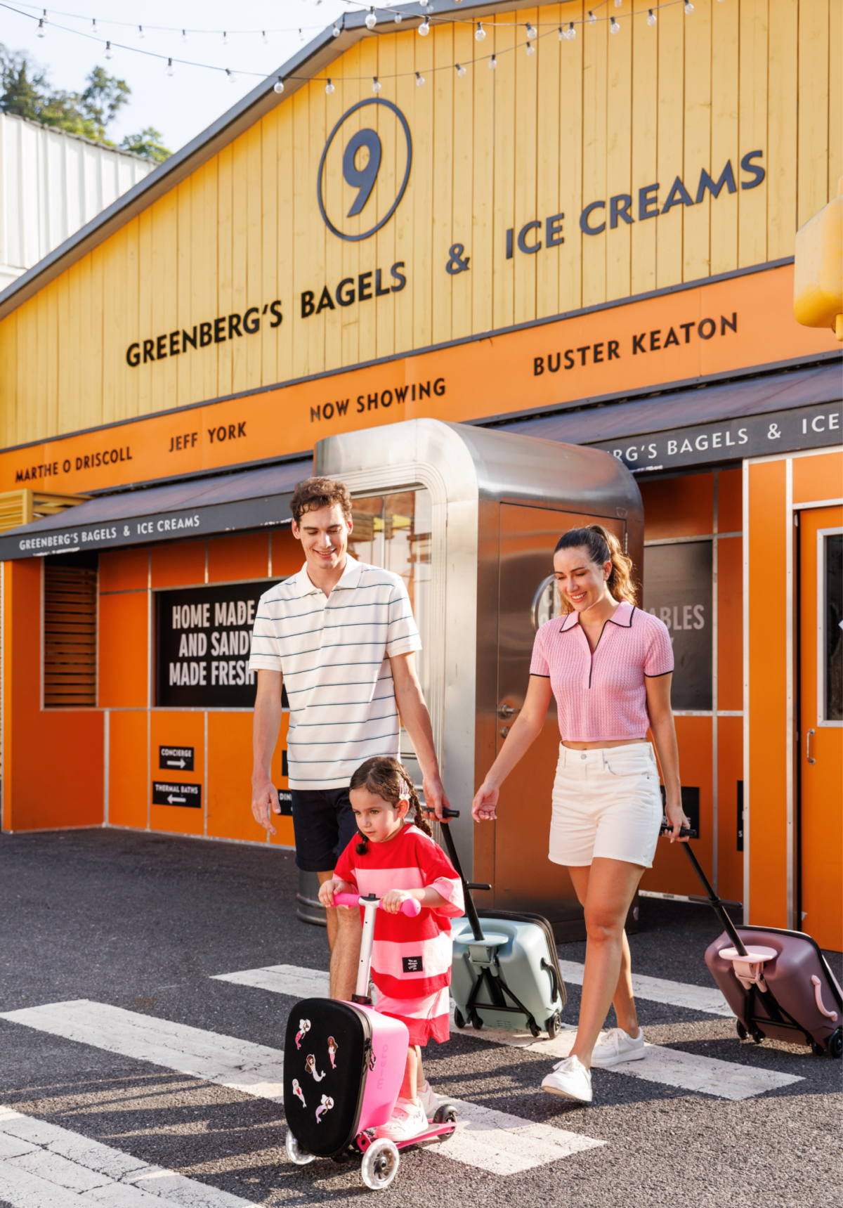 kind op roze stepkoffer op vakantie