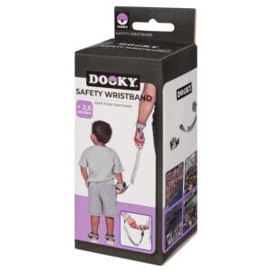 Kind met veiligheidspolsband Dooky Safety Wristband op drukke luchthaven verpakking