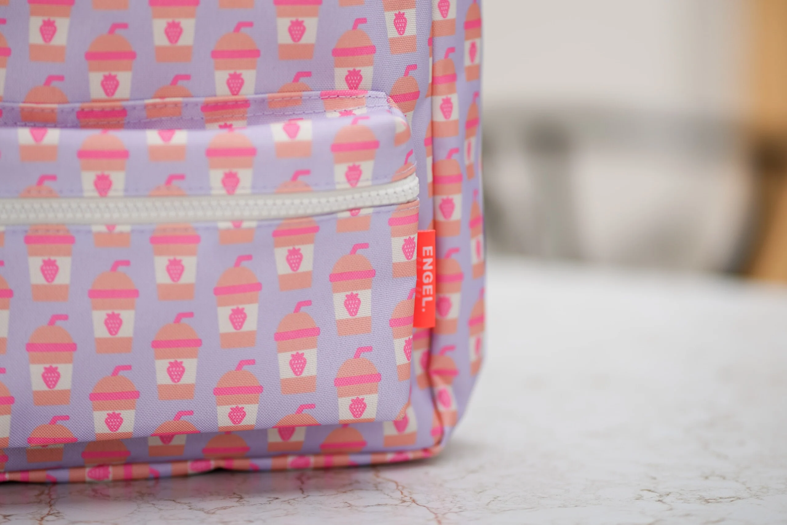 engel rugzak medium milkshake magic detail rits en materiaal