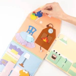 Detailfoto van verplaatsbare poppenhuis‑onderdelen in het vilten boek.