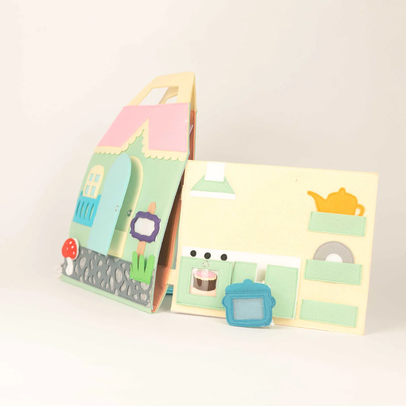 Kinderspeelgoed voor onderweg: compact poppenhuis busy book in open vorm