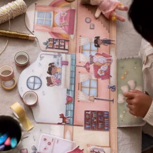 little_dutch_reusable_stickerboek_rosa_8714274126787_kind_speeelt_met_herbruikbare_stickers