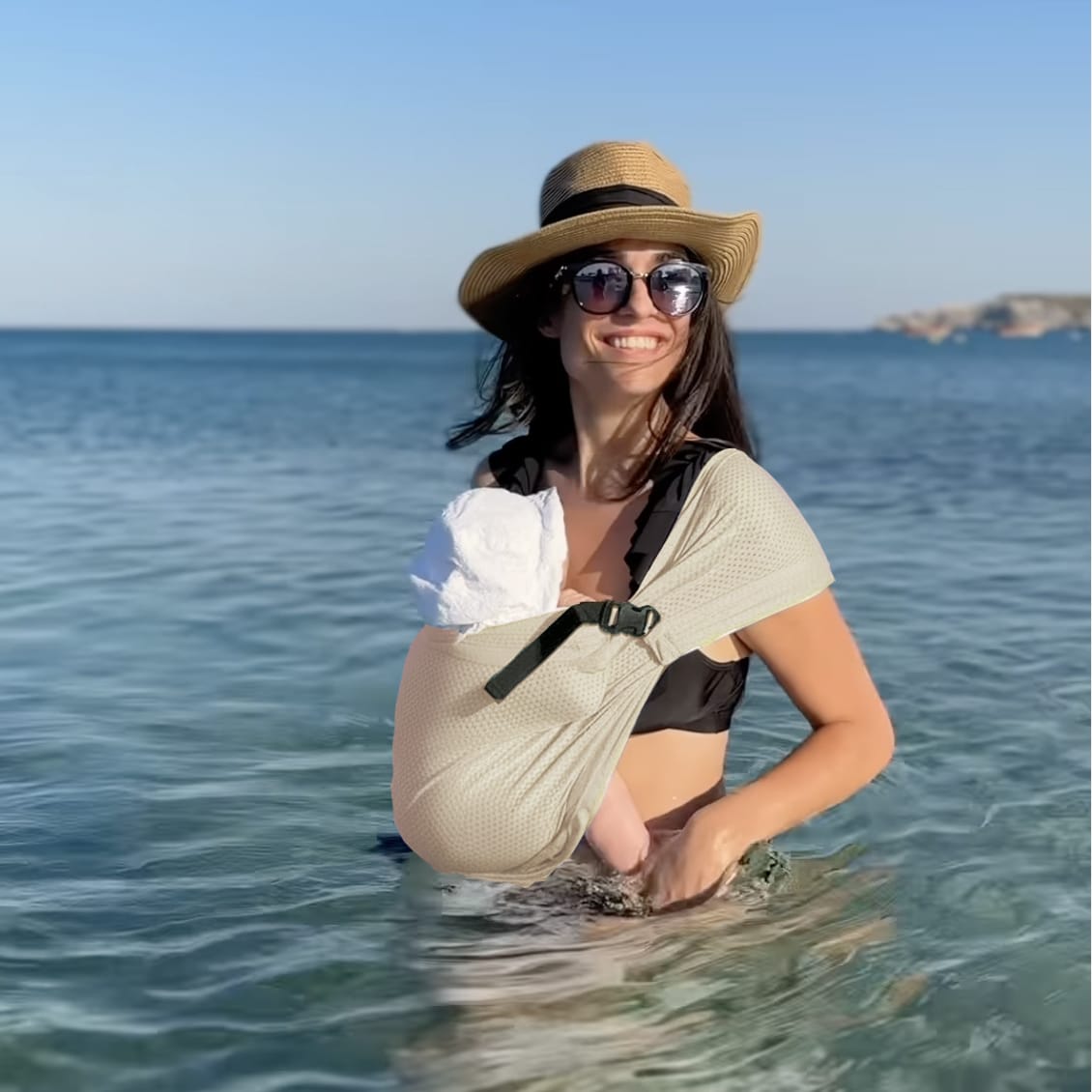 Baby buik tegen buik gedragen in de Minimonkey Mini Sling Sand